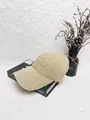 Dettaglio cappello da baseball vintage con ricamo 3D e bordo effetto usurato - M (56-58cm) / Beige