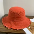 Detailaufnahme des orangefarbenen Anglerhuts aus Canvas mit Fransen und Ziernähten - M (56-58cm) / Orangerot