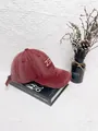 Dettaglio della visiera consumata e del ricamo 3D sul cappellino vintage bordeaux - M (56-58cm) / Borgogna