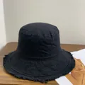 Λεπτομέρεια μαύρου καπέλου bucket με ξεφτισμένες άκρες και ανθεκτική υφή από καμβά - M (56-58cm) / Μαύρο