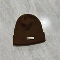 Dettaglio del berretto in maglia a coste color caffè con patch logo Freedom bianca - M / caffè