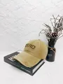 Dettaglio del cappellino vintage kaki con ricamo Zero posizionato su libri retro - M (56-58cm) / Cachi