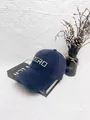 Dettaglio della visiera consumata e del ricamo ZERO sul cappellino da baseball blu navy - M (56-58cm) / Blu navy