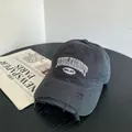 Détail de la visière usée et de la broderie 3D blanche sur la casquette vintage gris foncé - M(56-58cm) / Vert Gris