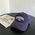 Dettaglio della tesa usurata e del ricamo 3D vintage su questo berretto da baseball retro - M(56-58cm) / Blu scuro