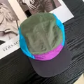 Cappello camp a 5 pannelli retrò multicolore verde oliva e blu su legno - M / Verde