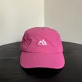 Dettaglio del ricamo della montagna su un berretto 5-panel rosa ad asciugatura rapida - M (56-58cm) / Rosa
