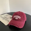 Dettaglio del cappello vintage bordeaux con ricamo e bordi usurati in stile americano - M(56-58cm) / Borgogna