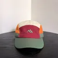 Dettaglio di un cappello da campeggio a cinque pannelli con ricamo di montagna colorato - M (56-58cm) / Verde Militare Splicing