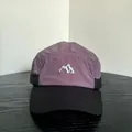 Dettaglio del cappello da campeggio a 5 pannelli con ricamo di montagna e design color-block - M (56-58cm) / Patchwork Nero Viola Grigio