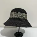 Cappello a secchiello in rafia nera intrecciata con fiori all'uncinetto beige per l'estate - M (56-58cm) / Nero