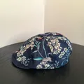 Vista de detalle de la gorra vintage de mezclilla con estampado floral elegante - Azul oscuro