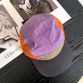 Dettaglio del cappello camper a 5 pannelli con design color-block viola, arancione e verde - M / Viola
