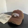 Gros plan sur casquette vintage usée avec broderie blanche de lettres 1977 - M(56-58cm) / Brun