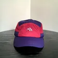 Dettaglio del cappellino outdoor a 5 pannelli con design color-block viola e rosso scuro - M (56-58cm) / Righe Blu e Rosso