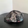 Vista superior detallada de una gorra de estilo vintage en mezclilla con estampado floral - Gris
