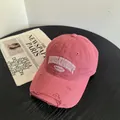 Gros plan sur la casquette vintage rose avec broderie et détails déchirés délavés - M(56-58cm) / Rose