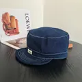 Marineblaue Army-Cap aus Denim mit flachem Oberteil, Kontrastnähten und Markenetikett - M / Denim Patrouillen Mütze / Dunkelblau