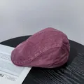 Dettaglio del berretto vintage bordeaux in cotone lavato su tavolo di legno - M (56-58cm) / Borgogna
