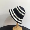 Dettaglio della trama a righe bianche e nere lavorata all'uncinetto di questo cappello - M (56-58cm) / Nero