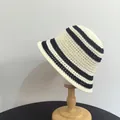 Cappello estivo in paglia a righe a tesa larga per donna su supporto in legno - M (56-58cm) / Bianco