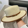 Klassieke zomerse strohoed met een bruine lederen band en een zilveren gesp - M (56-58cm) / Beige