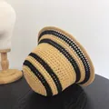Dettaglio cappello a secchiello in paglia intrecciata con strisce nere a contrasto - M (56-58cm) / Kaki