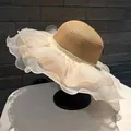 Detailaufnahme von Strohhut mit welliger Organza-Krempe und feinen Spitzen-Details - M / Khaki