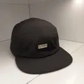 Detailansicht der 5-Panel-Campingmütze mit My Favorite-Aufnäher und Metall-Ösen - M (56-58cm) / Schwarz