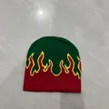 Dettaglio della maglia e del motivo a fiamma sul berretto street style rosso e verde - M / Verde Scuro - Fiamma Rossa / 56-58cm