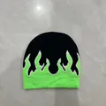 Dettaglio del motivo a fiamme nero e verde neon sul berretto in maglia fine - M / Nero - Fiamma Verde / 56-58cm