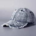 Berretto da baseball in denim vintage slavato con bordi sfilacciati e finitura acida - M (56-58cm) / Azzurro