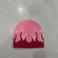 Dettaglio del motivo a fiamma jacquard su un berretto in maglia rosa e rosso - M / Rosa - Fiamma Rossa / 56-58cm