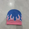 Trama dettagliata della maglia con motivo a fiamme blu e rosa su un berretto stile Y2K - M / Blu - Fiamma Rosa / 56-58cm