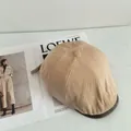 Retro corduroy bakkerspet in beige met knoop op de top, stijlvol gepresenteerd op magazine - M (56-58cm) / Beige