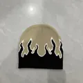 Dettaglio del berretto in maglia con motivo a fiamme su tessuto jacquard kaki e nero - M / Cachi - Fiamma Nera / 56-58cm