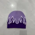 Dettaglio del berretto in maglia viola con motivo a fiamme e trama jacquard streetwear - M / Viola - Fiamma Viola / 56-58cm