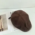 Donkerbruine corduroy krantenjongenspet met leren rand op een mode tijdschrift - M (56-58cm) / koffiekleur