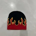 Dettaglio del berretto in maglia con motivo a fiamme e bordi gialli su nero e rosso - M / Nero - Fiamma Rossa / 56-58cm