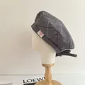 Détail macro du béret en laine à chevrons gris avec ruban latéral et étiquette - M(56-58cm) / Gris