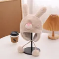 Detalle de gorro de peluche de conejo caqui para niños con piel sintética y orejas largas - Estilo Niños (52-54cm) / Beige