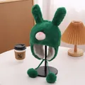 Lindo gorro de conejo de felpa verde con orejeras y pompones grandes para el invierno - Verde