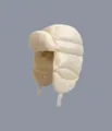 Detailansicht der gesteppten Fliegermütze mit warmen Ohrenklappen und verstellbarem Riemen - M (56-58cm) / Beige