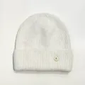 Detalle del gorro de punto de conejo blanco con un botón metálico decorativo letra B - M(56-58cm) / Blanco