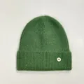 Primer plano del gorro de punto verde con suave textura de pelo y parche de logo B - M(56-58cm) / Verde oscuro