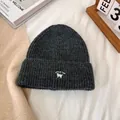 Detalle de gorro de punto gris oscuro con bordado de gato blanco y diseño moderno - M / Gris oscuro