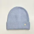 Detalle del gorro de punto azul cielo con un parche de logotipo redondo blanco y letra B - M(56-58cm) / Azul claro