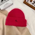 Détail de la maille et broderie lettre R noire sur le bonnet d'hiver rose vif - M / Rose Rouge