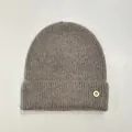 Detalle macro del gorro de punto gris pardo con textura suave y parche decorativo de la B - M(56-58cm) / Color Avena
