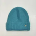 Detalle del gorro de punto de conejo azul con textura de canalé y el emblema 13 - M(56-58cm) / Azul lago